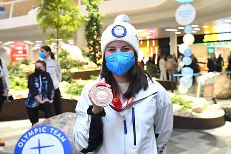 Pekingin talviolympialaisissa pronssia perinteisen 10 kilometrillä hiihtänyt Krista Pärmäkoksi saa viime vuoden tapaan OKM:ltä 20 000 euron tuen.