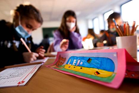 Ukrainasta paenneita lapsia kouluun valmistavassa opetuksessa Saksan Düsseldorfissa. 