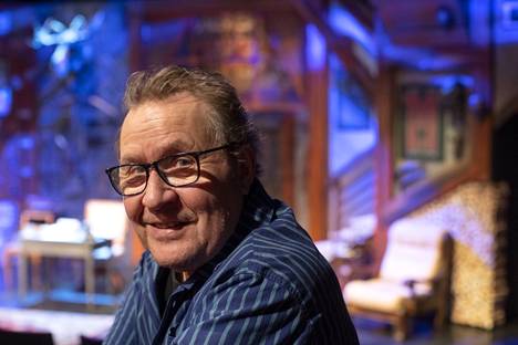 Tampereen teatterin ja Porin teatterin entinen johtaja Reino Bragge palasi teatterin maailmaan Raumalla, jossa hän vierailee Murhaloukku-näytelmän ohjaajana. Muuten eläkevuodet ovat alkaneet hyvin rauhallisesti.
