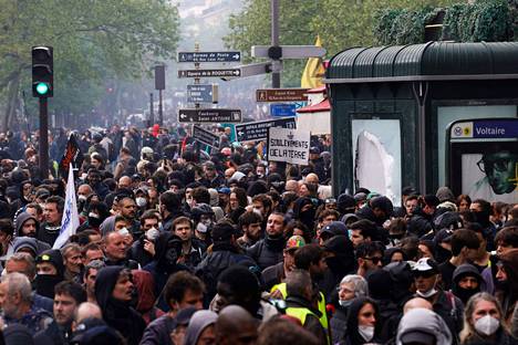 Mielenosoitukset täyttivät kadut Pariisissa vappupäivänä.
