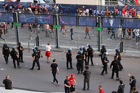 Poliisi partioi aivan luona, kun faneja estettiin pääsemästä Liverpoolin ja Real Madridin loppuotteluun Pariisissa 28. toukokuuta.