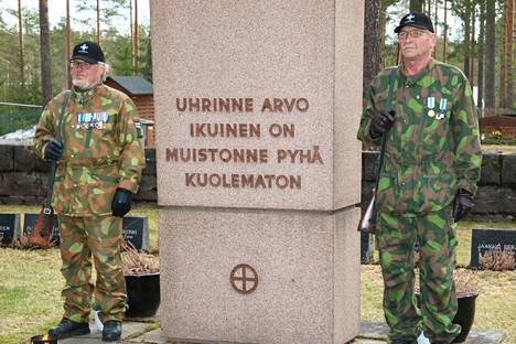 Keuruun Sotaveteraanit ovat olleet järjestämässä kansallisen veteraanipäivän seppeleenlaskutilaisuuksia sankarihaudoilla Keuruulla. Vuonna 2021 Haapamäen sankarihaudoilla seisoivat kunniavartiossa Aarre Karja ja Juhani Pessinen.