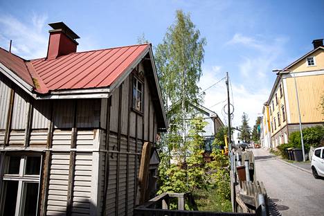 Myynnissä oleva tontti on Pispankadun rinteessä Pyhäjärven puolella. Vanha talo puretaan, ja sen paikalle katutasoon nousee uudisrakennus.