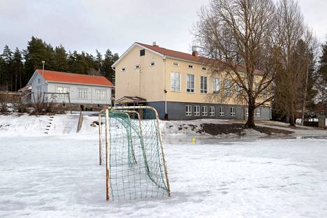 Ikäluokkien pienentyessä Ulvilassa tarkastellaan koulu- ja päiväkotiverkkoa. Kaasmarkun koulun 3–6-luokkien oppilaiden kuljetusta toisiin kouluihin harkitaan.