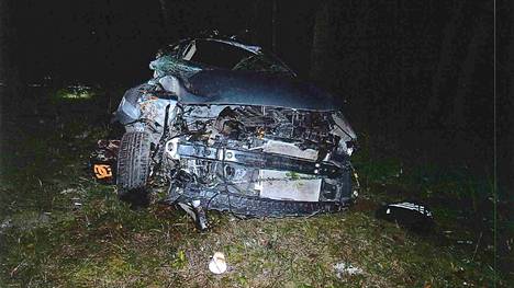 Henkilöauto suistui tieltä ja törmäsi puuhun Porintiellä Nokialla sunnuntain vastaisena yönä 16. elokuuta 2020. Kolarissa kuoli kolme nuorta.