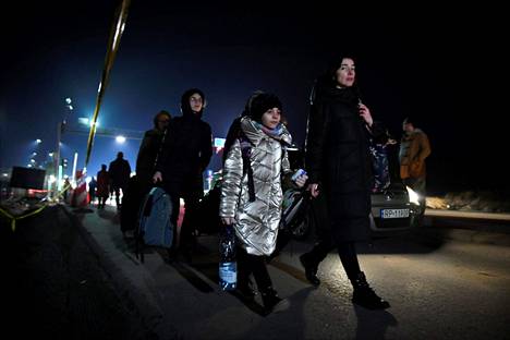  Ukrainalaisia pakolaisia saapumassa Puolan Medykaan 3. maaliskuuta 2022