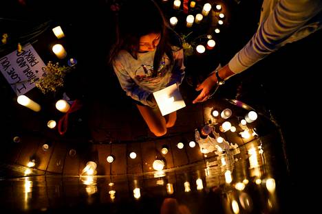 Chicagossa sytytettiin kynttilöitä ammuskelussa kuolleiden muistoksi 5. heinäkuuta.