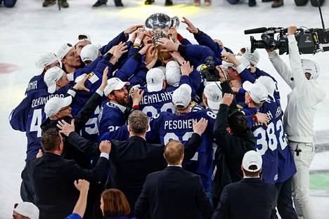 Suomi voitti jääkiekon MM-kultaa sunnuntaina upotettuaan Kanadan jatkoajalla 4–3.