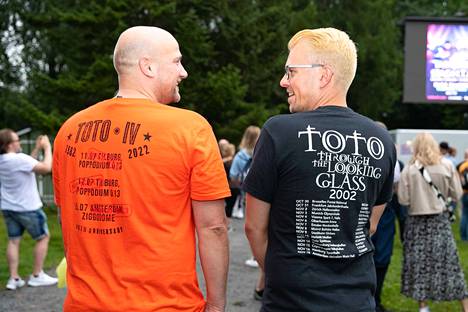 Ovatko tässä illan kovimmat Toto-fanit? Jos Niklas Malm (vas.) ja Sebastian Siven eivät saa kyseistä titteliä, niin eivät he siitä kauas jää. Yhtyeelle omistautunut kaksikko aikoo kiertää Toton perässä koko käynnissä olevan kiertueen. Torstaina he olivat Vaasassa ja lauantaina matka jatkuu Helsinkiin. Toton keikkoja heillä on vyöllään yhteensä vajaat 30.