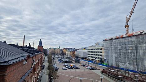 Viikko alkoi Tampereella maanantaiaamuna aurinkoisena, mutta tiistaiaamuna 7. toukokuuta taivas oli pilvien kirjoma Frenckellinaukion yllä. 