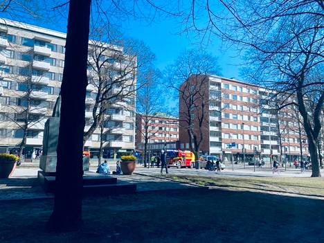 Onnettomuus tapahtui Hämeenpuiston ja Puutarhakadun risteyksessä Tampereen keskustassa. Pohjoiseen vievät kaistat oli katkaistu onnettomuuden jälkeen.