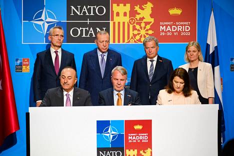 Ruotsin, Suomen, Turkin ja Naton edustajat olivat koolla Naton huippu­kokouksessa Madridissa 28. kesäkuuta 2022. 