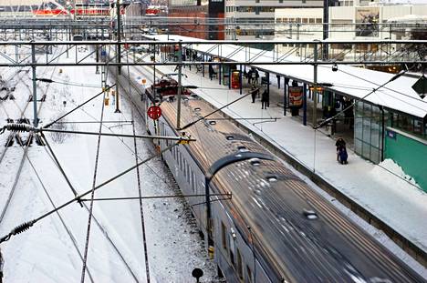 Junaliikenne takkuilee myös Ruotsissa. Joulu on SJ-yhtiölle näytön paikka. Junaliikennettä Solnassa Tukholmassa 14. joulukuuta 2012. 