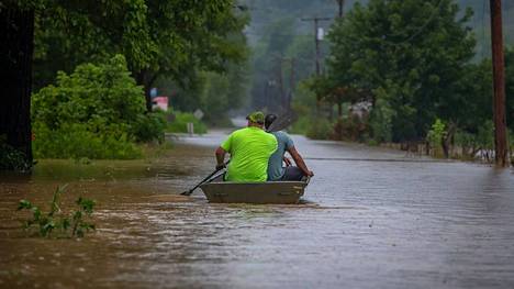 Kaksi ihmistä meloo läpi tulvavesien Breathittin piirikunnassa Kentuckyssa 28. heinäkuuta.