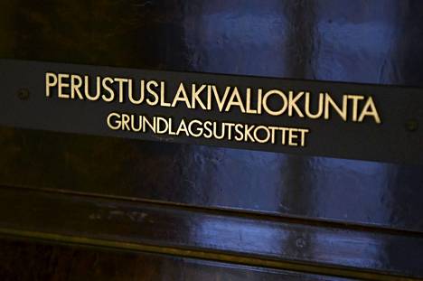 Eduskunnan perustuslakivaliokunnan kyltti kokoushuoneen ovella eduskunnassa Helsingissä 11. maaliskuuta 2021.