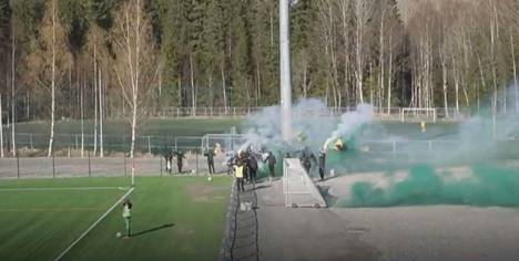 Osa kannattajista poltti soihtuja Ilves/2–TamU ottelussa Tampereen Kaupissa lauantaina 6. toukokuuta.