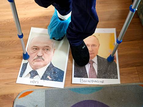Uusi laki vaatii vielä myös Valko-Venäjän presidentti Aljaksandr Lukašenkan (vas.) tuen. Hänet tunnetaan Venäjän presidentti Vladimir Putinin (oik.) kannattajana. 