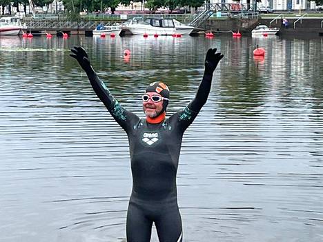 Jaakko Jäntti oli varustautunut uintiin märkäpuvulla. Kuva on otettu lähdön aikaan lauantaina.