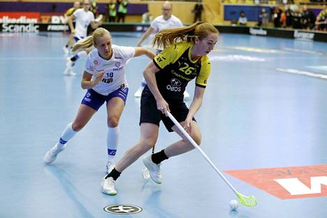 Yhden Suomen maaleista tehnyt Johanna Homi (vas.) haastaa Ruotsin Emelie Wibronia MM-alkusarjan ottelussa tiistaina.