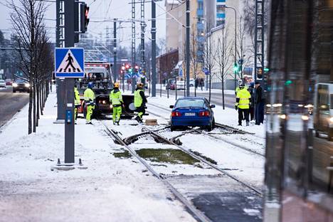 Henkilöauto ajautui ratikkalinjalle ja jumittui raiteille Tampereella Kalevan Teiskontiellä 1. joulukuuta 2022.