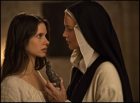Bartolomean (Daphne Patakia) ja Benedettan (Virginie Efire) välille kehittyy kielletty suhde 1600-luvun nunnaluostarissa.