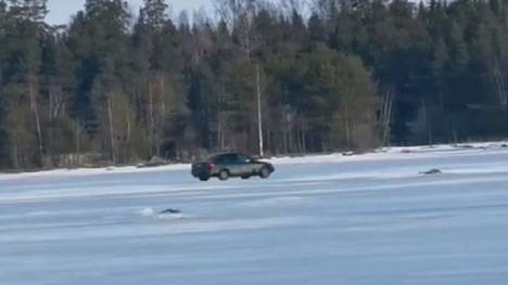 Tamperelaisnainen yllättyi aamulla, kun näki Näsijärven jäällä autoilijan. Kuvakaappaus videolta.