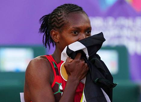 Kenialainen Faith Kipyegon voitti 1500 metrin mestaruuden uskomattomalla ajalla.