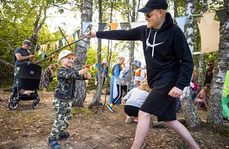 6-vuotias Teo Lahtinen haastoi isänsä Saku Lahtisen miekkataisteluun Pirkkalan muinaismarkkinoilla sunnuntaina.
