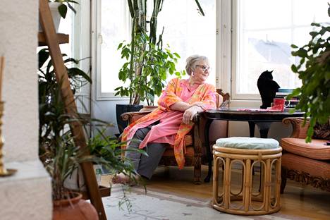 Kirjailija Anneli Kanto kuvattiin kotonaan Tampereen Härmälässä keväällä 2022.