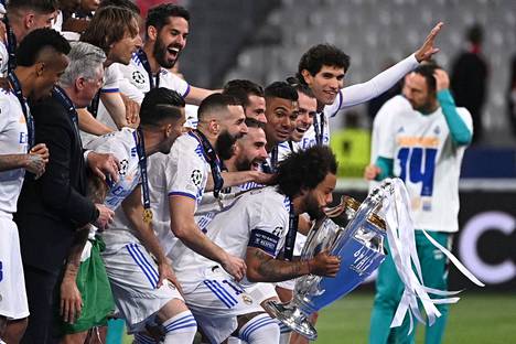 Espanjalaisseura Real Madrid juhlii Mestarien liigan voittoa kukistettuaan myöhään lauantai-iltana pelatussa finaalissa englantilaisen Liverpoolin maalein 1–0.