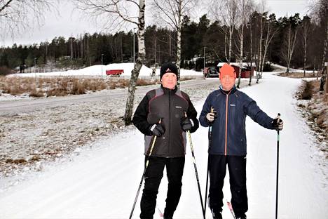Myhäilevät toverit Jukka Luotonen ja Mikko Kaareskoski olivat jo työelämässä naantalilaisen liikunnan parissa. Nyt miehet vain nautiskelevat.