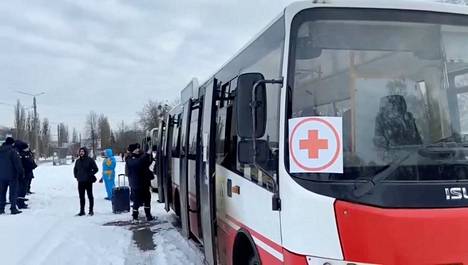 Sumysta oli evakuoitu keskiviikkoon mennessä 5 000 asukasta. Kuvassa bussi odottaa evakuoitavia Sumyssa 8. maaliskuuta. 