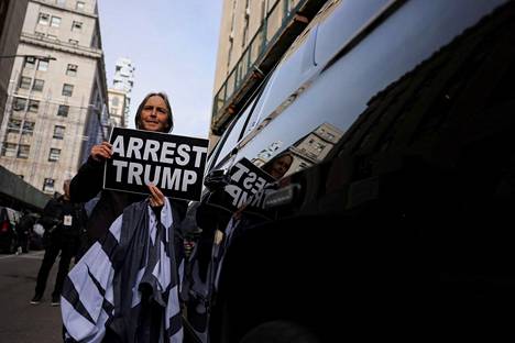 Yhdysvaltain entisen presidentin Donald Trumpin pidätystä vaadittiin New Yorkin kaduilla keskiviikkona.
