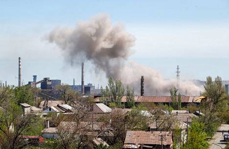Azovstalin terästehtaan alueelta nousi savua Mariupolin kaupungin eteläosissa Ukrainassa 8. toukokuuta.