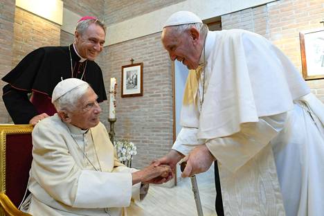 Emerituspaavi Benedictus ja paavi Franciscus tapasivat elokuussa 2022. Taustalla Benedictuksen henkilökohtainen sihteeri, saksalainen prelaatti Georg Gänswein.