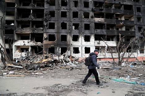 Mies käveli tuhotun asuinrakennuksen ohi Mariupolin suuressa satamakaupungissa Ukrainassa torstaina 17. maaliskuuta. Tuli kuluneeksi kolme viikkoa siitä, kun Venäjä aloitti suurhyökkäyksen Ukrainassa. Mariupolin noin 400 000 asukkaasta vain noin 30 000 on saatu evakuoitua, ja kaupungin asuinrakennuksista on tuhottu yli 80 prosenttia.