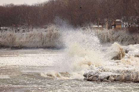 New Yorkin osavaltiossa Eriejärven rannat peittyivät paksuun jäähän.