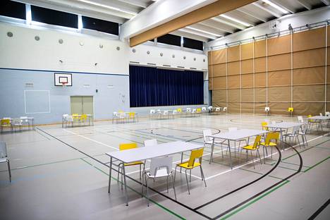 Ahvenisjärven koulun sali keväällä 2020, kun koulu valmistautui etäkoululaisten paluuseen läsnäopetukseen. Uuteen kouluun suunnitellaan suurempaa liikuntasalia, joka sopii koulu- ja iltakäyttöön.