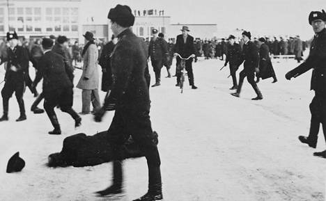 Kovaa peliä Porissa. Poliisi joutui ottamaan pamput esille ja puuttumaan lakkolaisten toimintaan linja-autoaseman edustalla maaliskuussa 1956.
