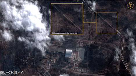 Satelliittikuva näyttää armeijan ajoneuvoja Tšernobylin ydinvoimalan läheisyydessä 26. helmikuuta.
