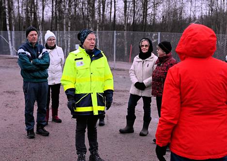Janakkalan Veden toimitusjohtaja Liisa Piirtola kertoi Liinalammintien asukkaille jätevedenpuhdistamon koetoiminnasta varoaltailla, joihin häiriötilanteessa kerätään ohitusvedet.