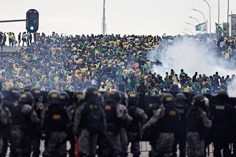 Turvallisuusjoukot vartioivat presidentinpalatsia Jair Bolsonaron kannattajilta Brasíliassa sunnuntaina.