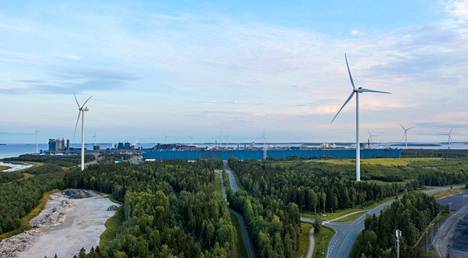 Outokummun Tornion terästehdas on Suomen suurin yksittäinen sähkönkäyttäjä. Tehtaan alueella on myös yhtiön omia tuulivoimaloita.