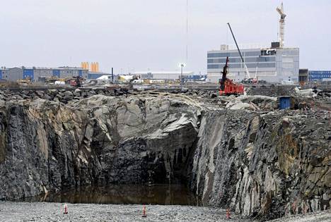  Voimalaitoksen jäähdytysveden purku-uoman väliaikainen pato Fennovoiman Hanhikivi 1 -ydinvoimalaitoksen työmaa-alueella Pyhäjoella 3. marraskuuta 2021.