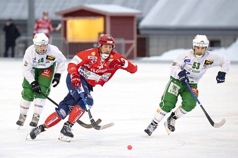 Tomi Mustonen (57) pelasi Veiterää vastaan tammikuun ottelussa Porissa. Todennäköisesti Suomen mestaruus vaatii Veiterän voittamista myös finaalissa, mikäli porilaiset sinne selviytyvät.