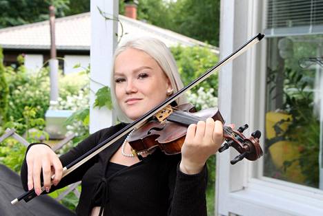 18-vuotias Kerttu Tepponen on soittanut pienestä pitäen. Tepponen valmistui Merikanto-opistosta viulun syventävistä opinnoista tänä keväänä.