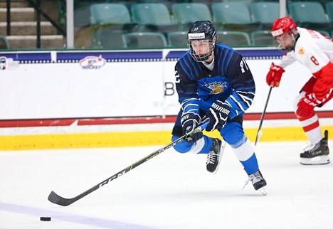 Samu Tuomaala on suomalaisten kärkinimiä tämän vuoden NHL-draftissa. Kuva nuorten MM-kisoista.