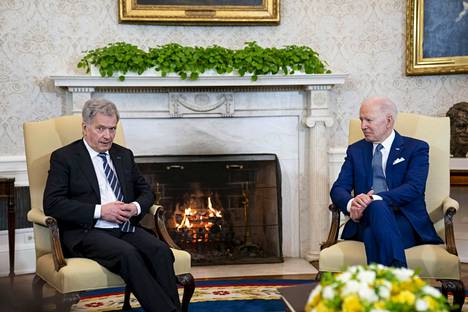 Presidentit Niinistö ja Biden tapasivat Washingtonissa maaliskuussa 2022. Maat ilmoittivat tuolloin puolustusyhteistyön tiivistämisestä.