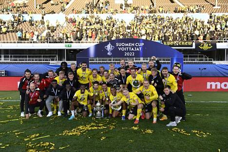 KuPS juhli miesten jalkapallon Suomen cupin voittoa.