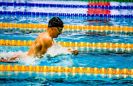 Ronny Brännkärr ui sunnuntaina 200 metrin sekauinnin mestariksi. 